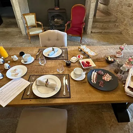 Les Hauts De Saulies - Et Table D'hotes De Charme Bed & Breakfast