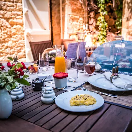 Couette-café Les Hauts De Saulies - Et Table D'hotes De Charme
