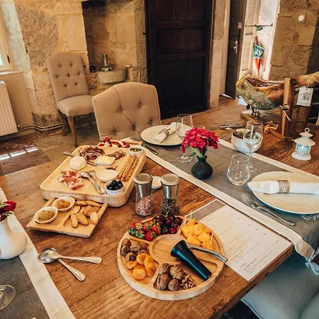 Couette-café Les Hauts De Saulies - Et Table D'hotes De Charme