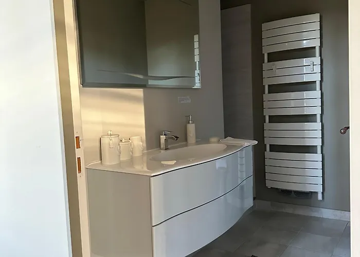 Les Hauts De Saulies - Et Table D'hotes De Charme 住宿加早餐酒店 维尔