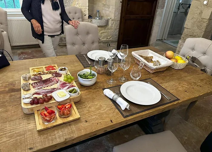 Les Hauts De Saulies - Et Table D'hotes De Charme 维尔