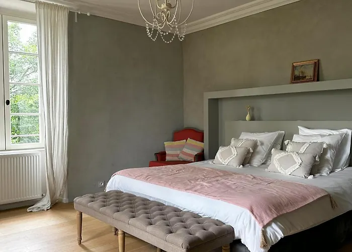 Les Hauts De Saulies - Et Table D'hotes De Charme 住宿加早餐酒店 3*